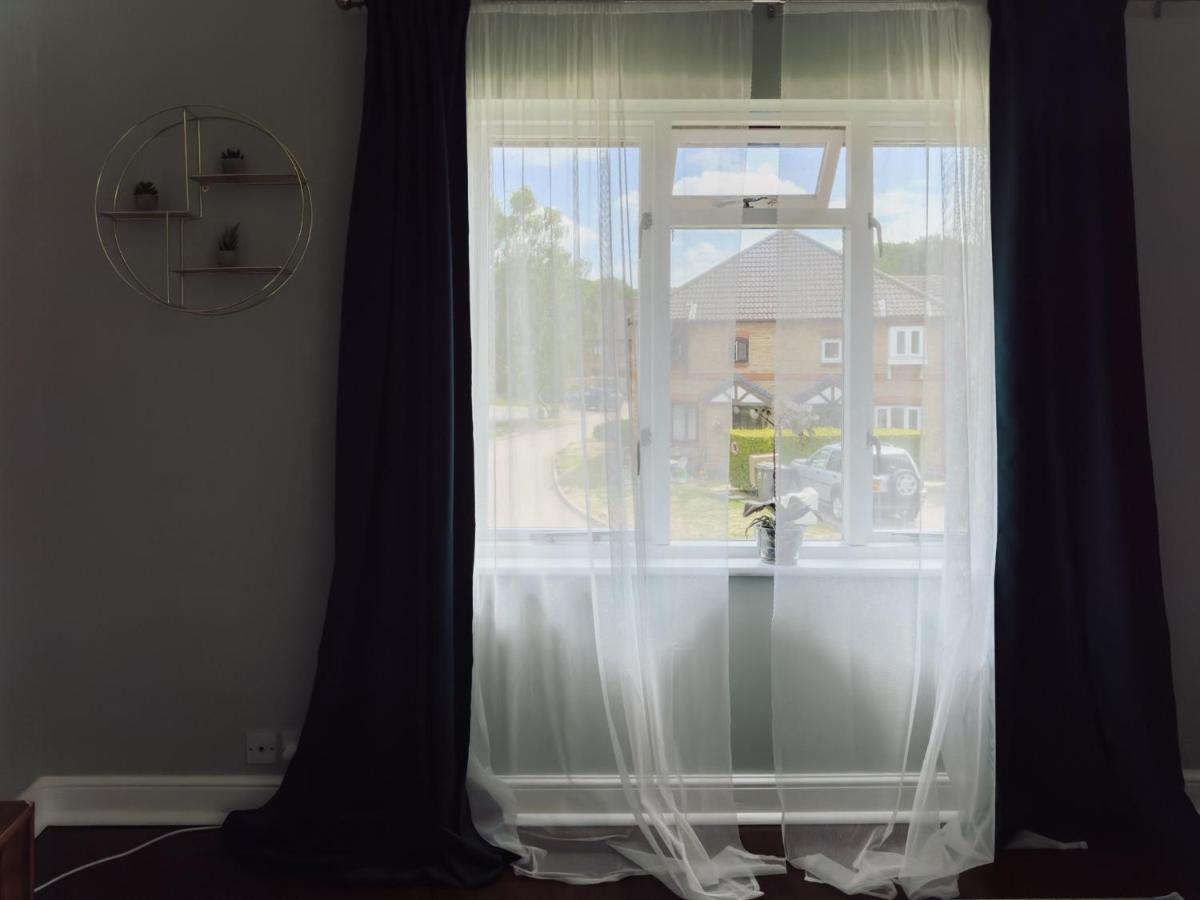 Send Beautiful Apartment In Guildford With Parking מראה חיצוני תמונה