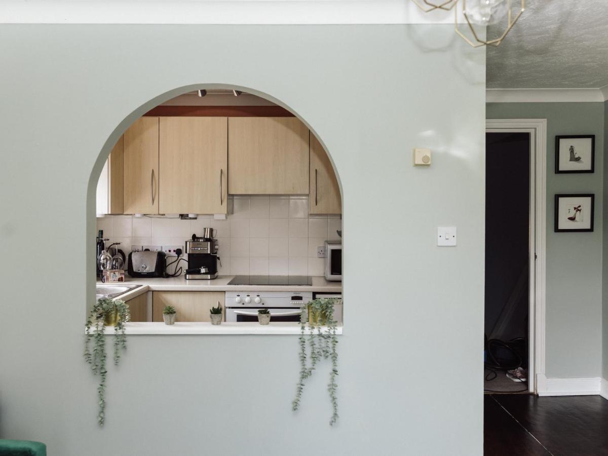 Send Beautiful Apartment In Guildford With Parking מראה חיצוני תמונה