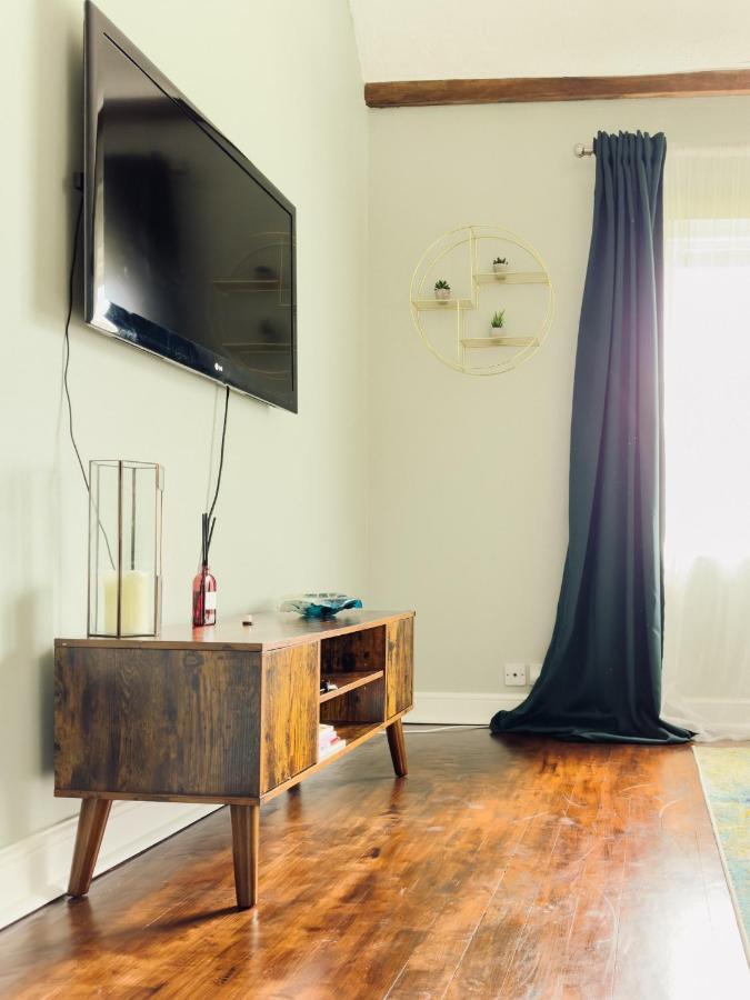 Send Beautiful Apartment In Guildford With Parking מראה חיצוני תמונה