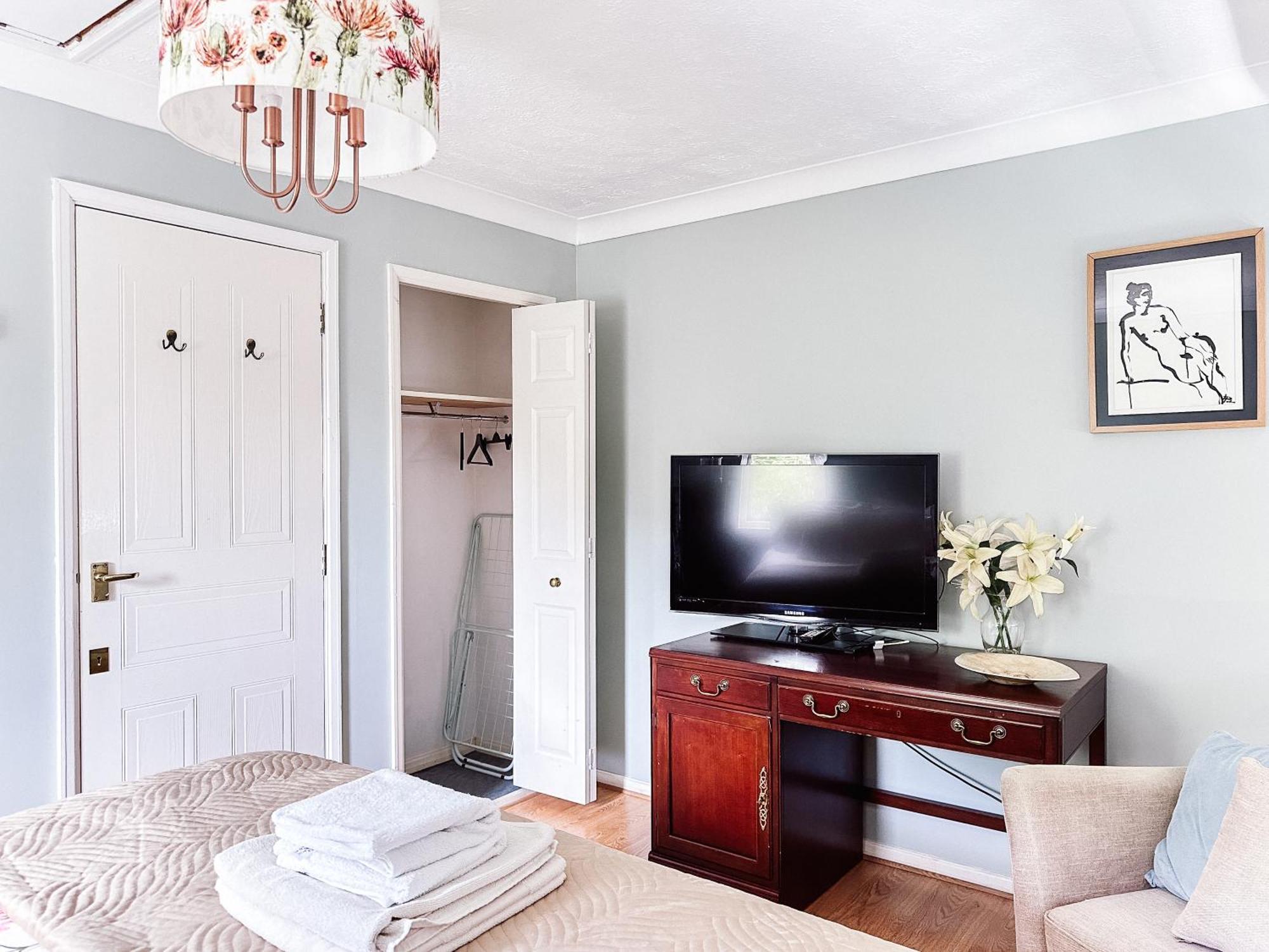 Send Beautiful Apartment In Guildford With Parking מראה חיצוני תמונה