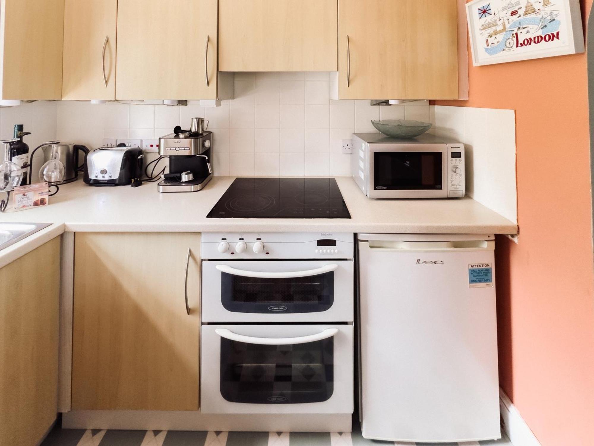 Send Beautiful Apartment In Guildford With Parking מראה חיצוני תמונה