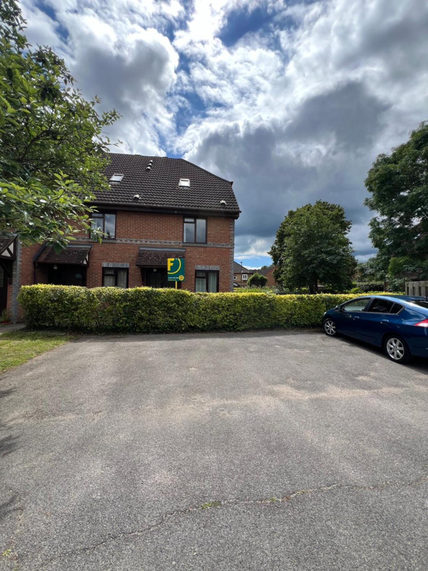 Send Beautiful Apartment In Guildford With Parking מראה חיצוני תמונה